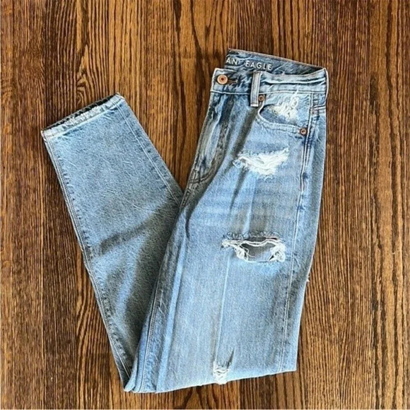 American Eagle Light Wash Relaxed Mom Jean W/ Distressing - Picture 1 of 15